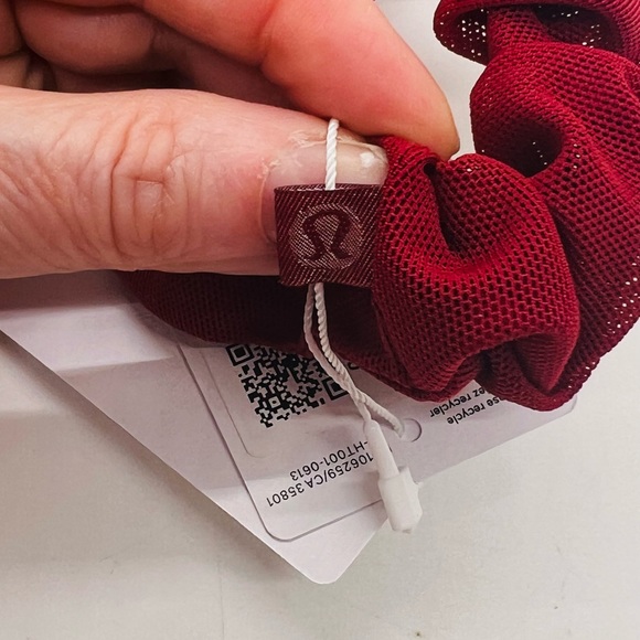 NWT lululemon Uplifting Scrunchie Chouchou Uplifting “CALI” (maroon/wine color) - Picture 10 of 11